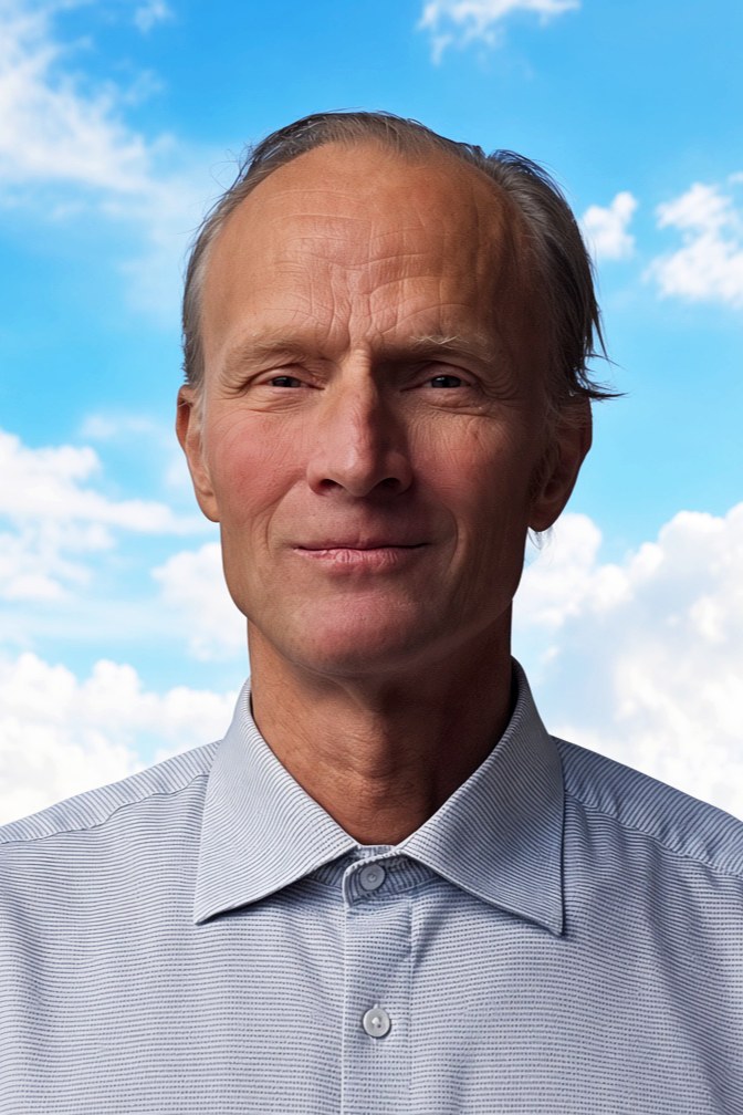 Anders Bladh i ljus skjorta mot blå himmel